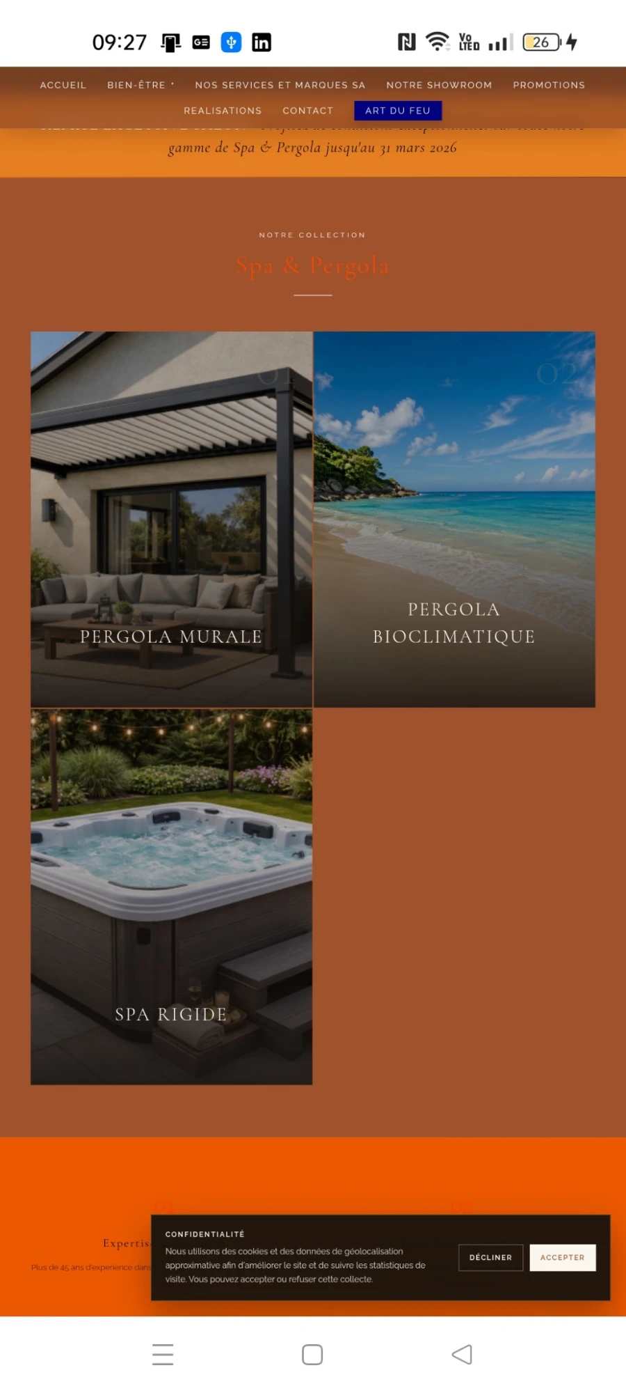 Le site de L'Art du Bien-Être sur un téléphone : le menu, la section Spa & Pergola avec trois vignettes (pergola murale, pergola bioclimatique, spa rigide), et le bandeau de consentement aux cookies